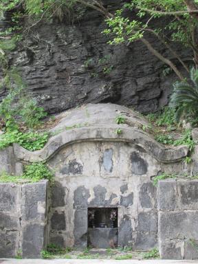 tomb1