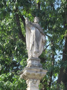 statue