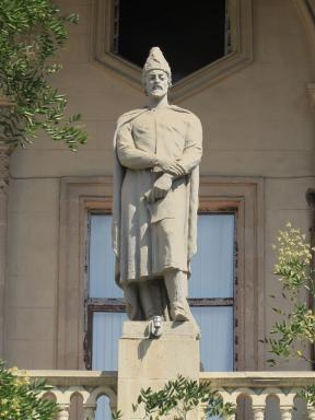 statue