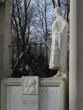 statue